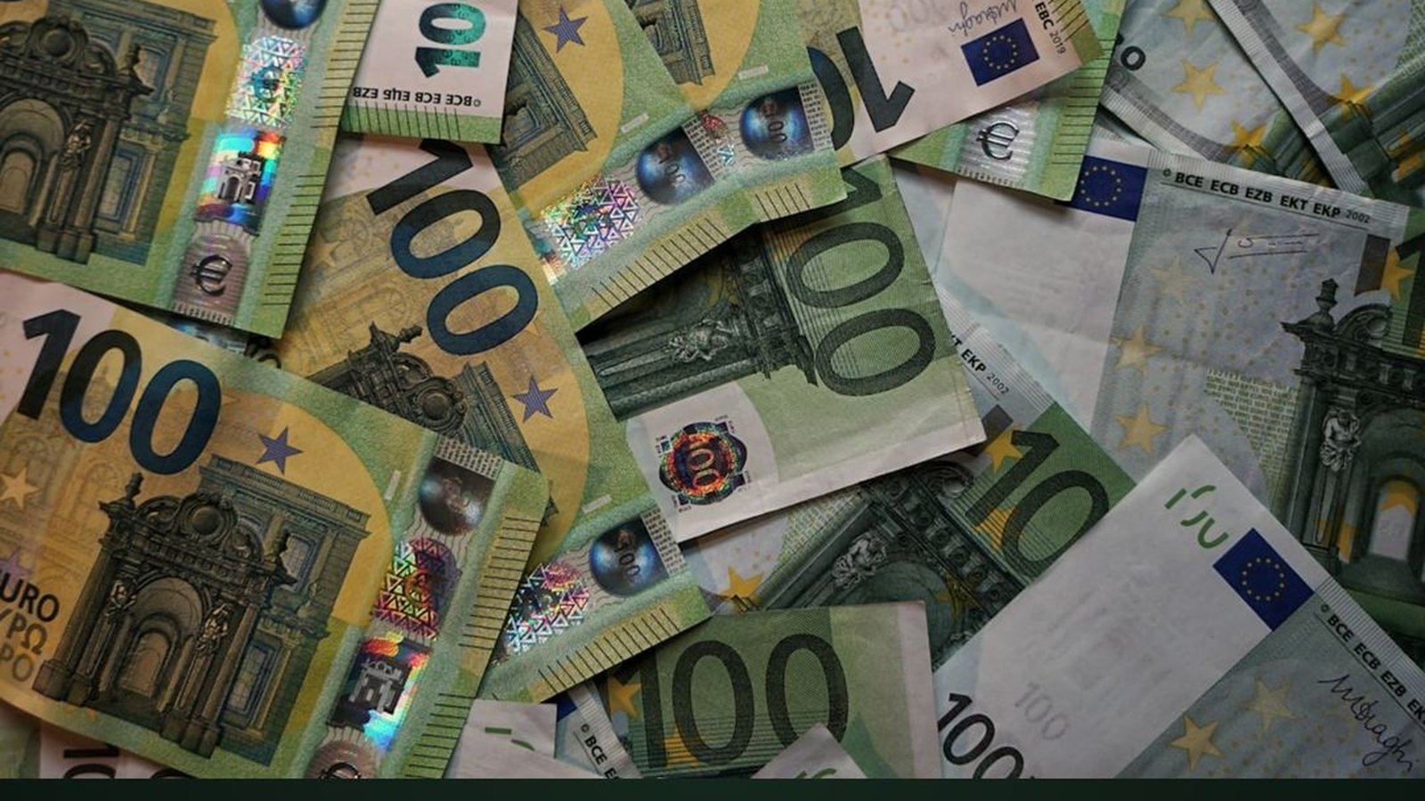 Gestapelte 100-Euro-Scheine