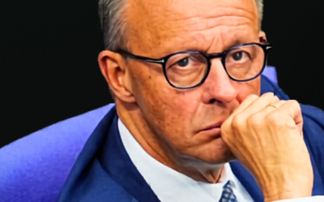 Friedrich Merz nachdenklich, die Faust am Kinn