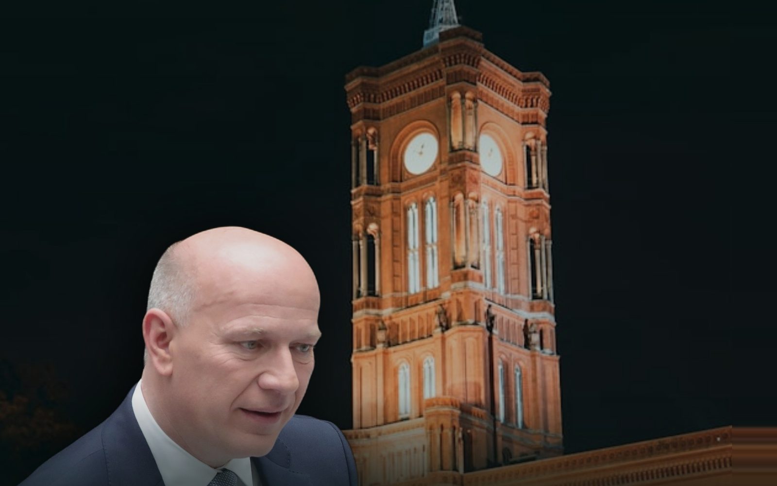 Kai Wegner vor dem Roten Rathaus in Berlin bei Nacht
